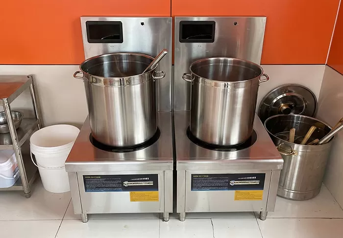 bếp từ công nghiệp giúp không gian nhà bếp trở nên mát mẻ