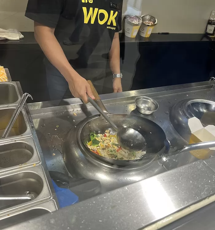 C&aacute;ch bếp từ c&ocirc;ng nghiệp tạo ra hiệu ứng Wok Hei chuẩn mực